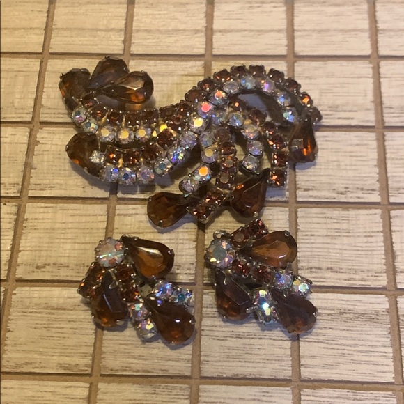 Gorgeous Vintage Brooch & Earrings - Picture 2 of 9